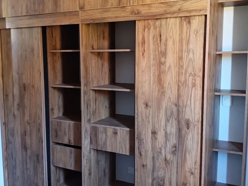 Closet en nogal con puertas corredizas