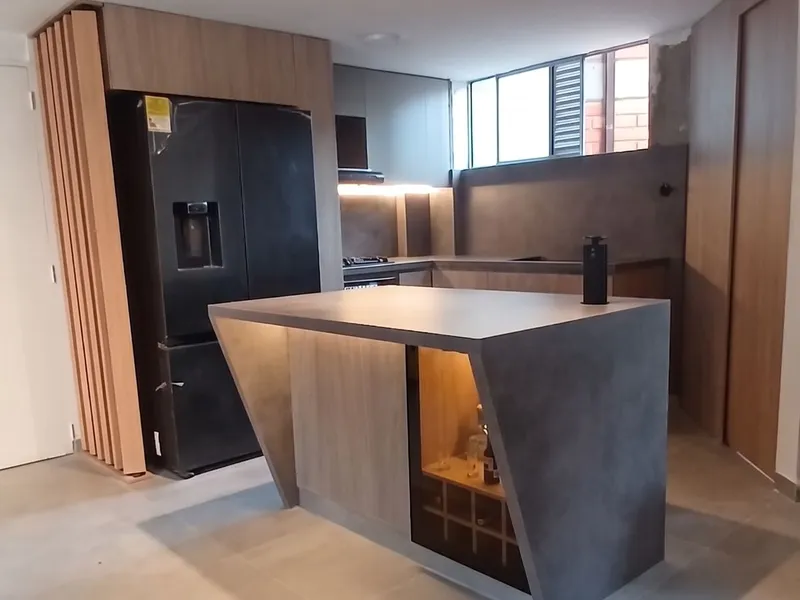Cocina con isla en piedra sinterizada